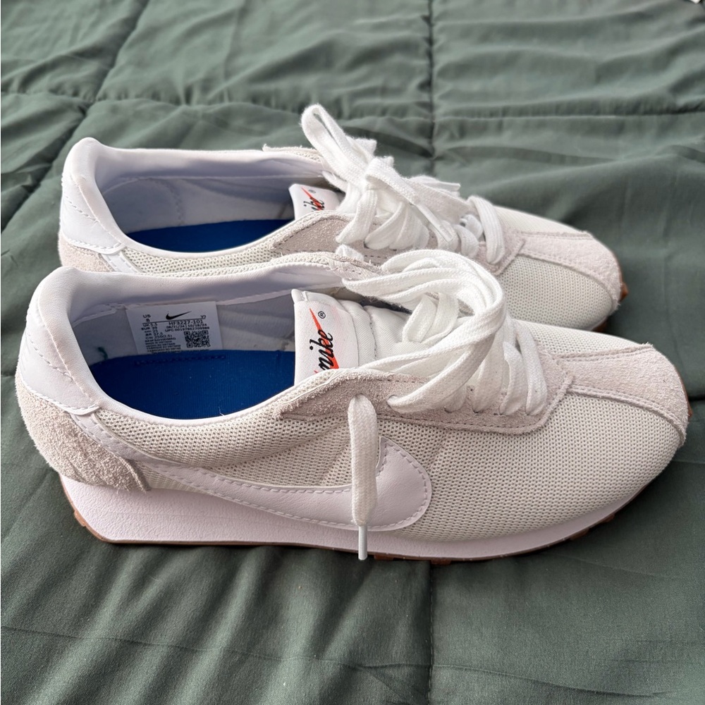 Nike Women's off white fabric and suede Sneakers size 8